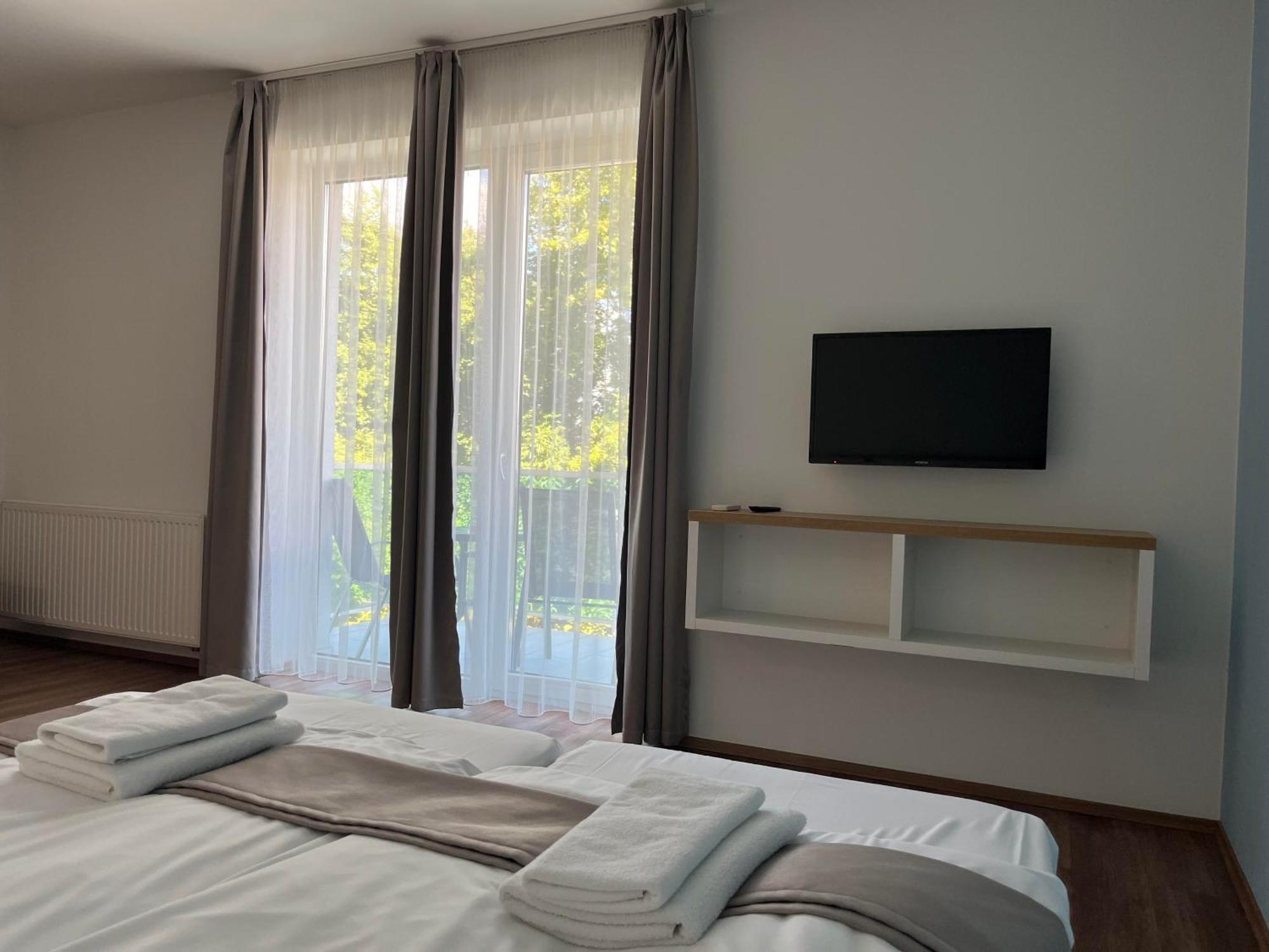 Berill Crystal Apartman Sarvar Exterior foto