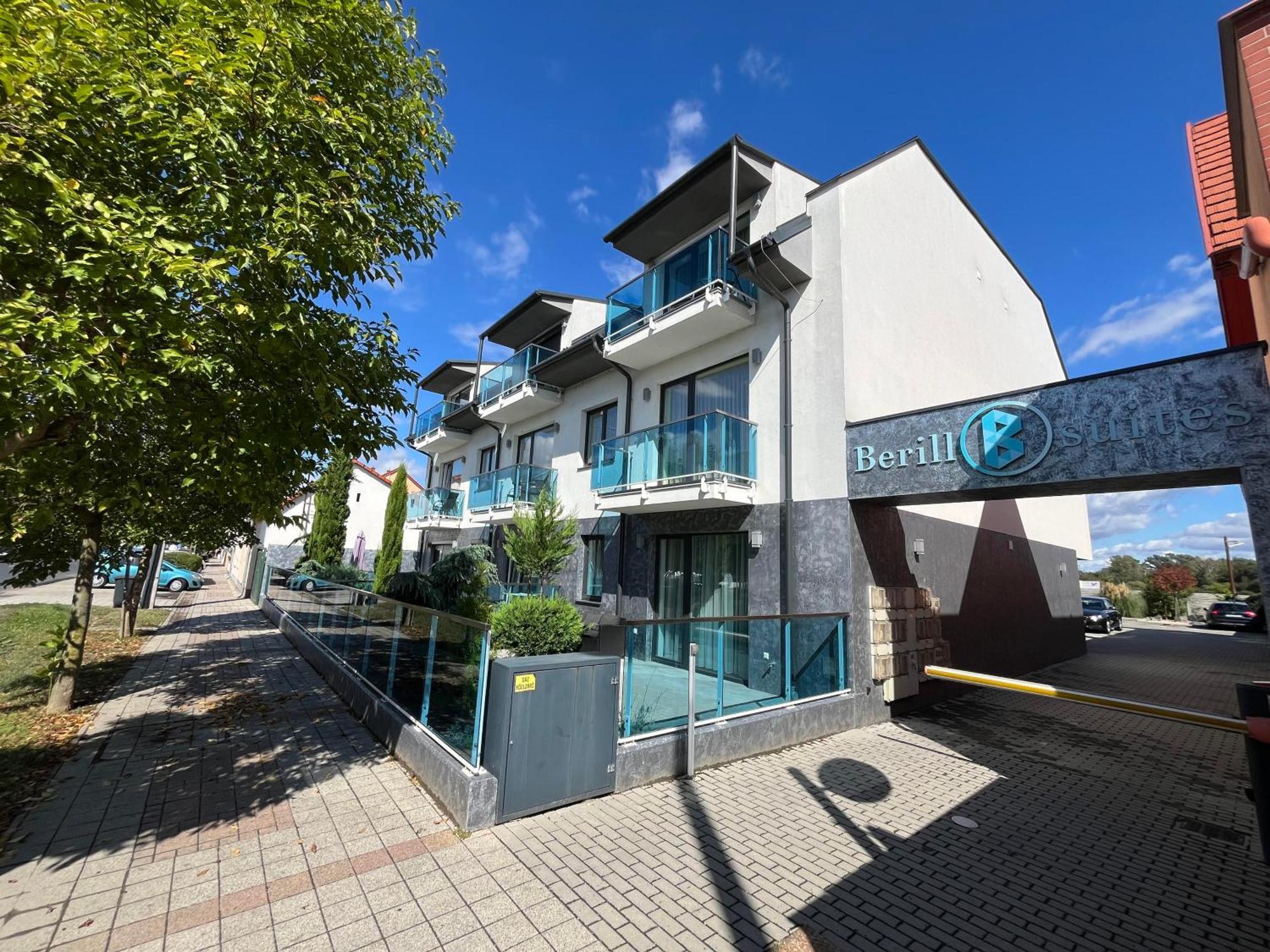 Berill Crystal Apartman Sarvar Exterior foto